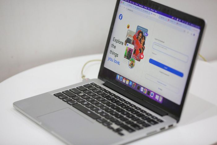 Người dùng đang đăng nhập vào mạng xã hội Facebook . Ảnh: Khánh Huy