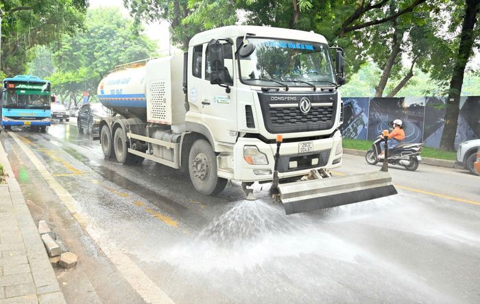 URENCO tăng cường cơ giới hóa vào quy trình làm sạch, đẹp Thủ đô. Ảnh: Thanh Hồng
