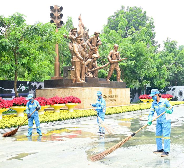 Công nhân URENCO dọn vệ sinh khu công viên, vườn hoa chuẩn bị phục vụ kỳ nghỉ lễ Quốc khánh 2-9. Ảnh: Thanh Hồng