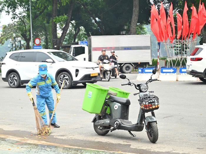 URENCO huy động 100% công nhân cùng phương tiện dọn vệ sinh, thu gom rác trên các tuyến phố. Ảnh: Thanh Hồng