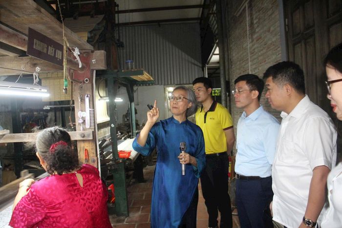 Giới thiệu nghề dệt tại làng nghề Vạn Phúc. Ảnh: T.H
