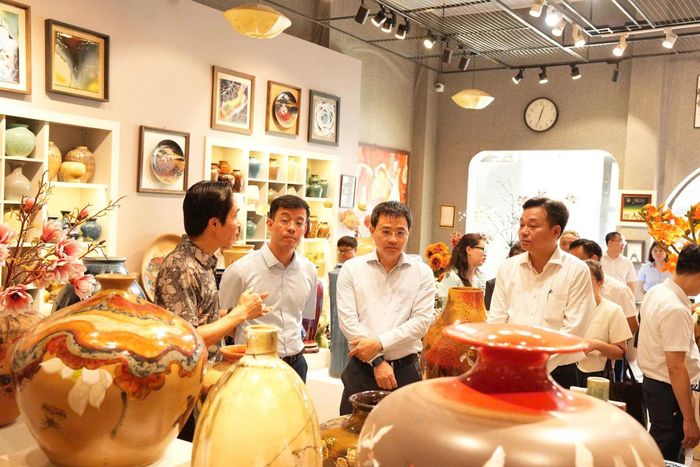 Giới thiệu sản phẩm làng nghề Bát Tràng. Ảnh: T.N