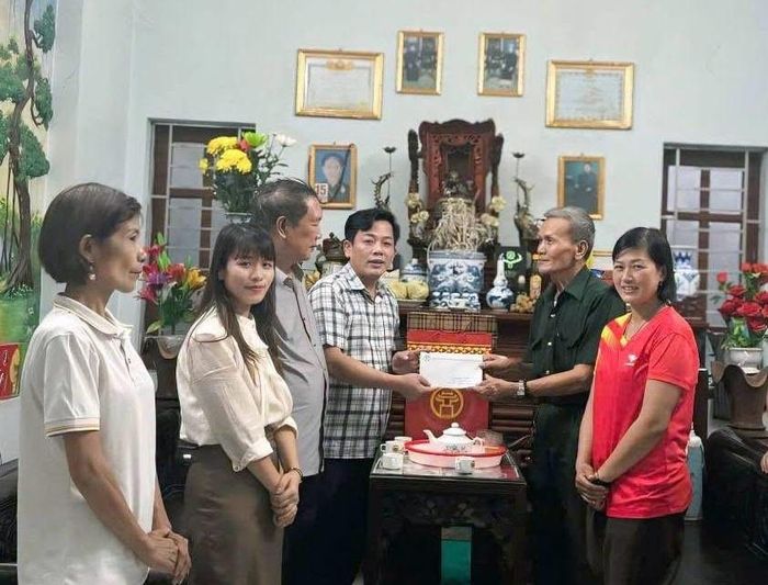 Lãnh đạo xã Ứng Thiên thăm, tặng quà gia đình người có công nhân dịp Quốc khánh 2-9. Ảnh: Lê Hoa