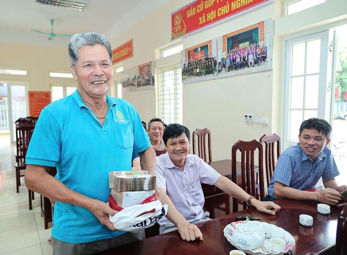 Người dân nhận tiền hỗ trợ giải phóng mặt bằng thực hiện dự án. Ảnh: Lê Hoa