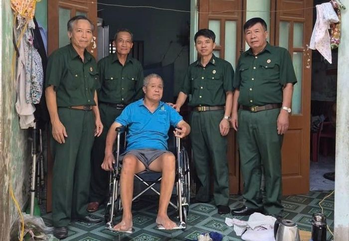 Hội Cựu chiến binh xã Ứng Thiên thăm, tặng quà thương binh. Ảnh: Lê Hoa