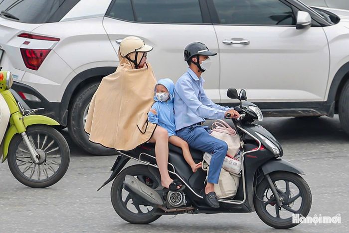 Nhiều gia đình tranh thủ rời Thủ đô từ sớm để tránh ùn tắc, đồng thời chủ động thời gian cho hành trình về quê nghỉ lễ.