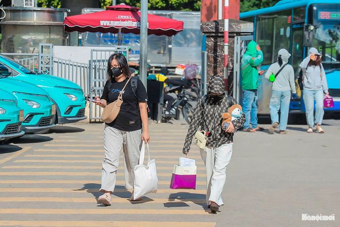 Tại các bến xe, hình ảnh người dân lỉnh kỉnh túi xách, ba lô, đồ dùng cá nhân diễn ra khá phổ biến. Nhiều gia đình nhanh chóng hoàn tất thủ tục để lên xe.
