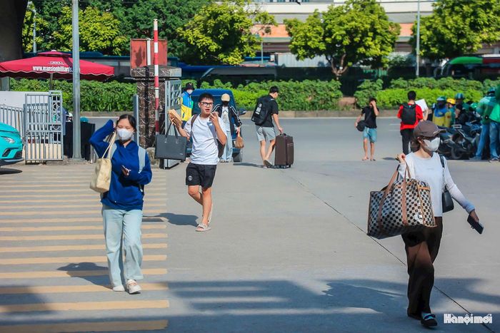 Trong những ngày nghỉ lễ tiếp theo, nhu cầu đi lại được dự báo tiếp tục ở mức cao. Các đơn vị chức năng khuyến cáo người dân chủ động thời gian di chuyển, lựa chọn phương tiện phù hợp và tuân thủ quy định về trật tự, an toàn giao thông, góp phần bảo đảm hành trình về quê, du lịch trong dịp Quốc khánh được thuận lợi, an toàn.