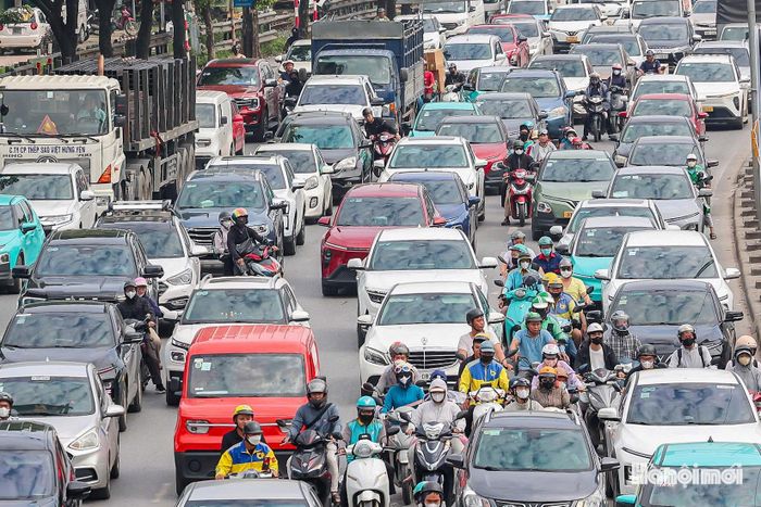Lượng xe tăng mạnh trên những tuyến đường phía Tây và phía Nam Hà Nội.