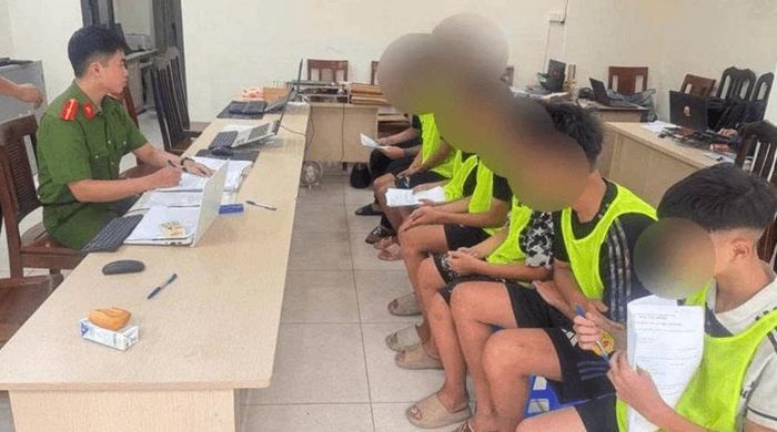 Công an phường Kim Liên lấy lời khai nhóm trộm. Ảnh: Công an thành phố Hà Nội