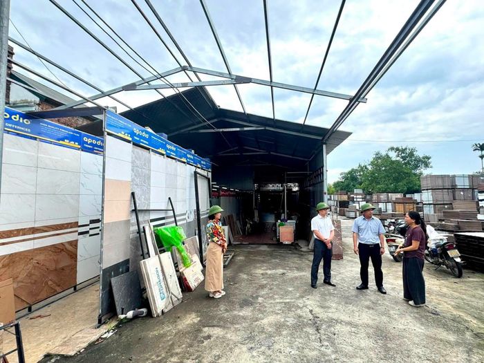 Lãnh đạo xã Đan Phượng tuyên truyền, vận động người dân nâng cao ý thức tuân thủ pháp luật về đất đai, xây dựng. Ảnh: HL
