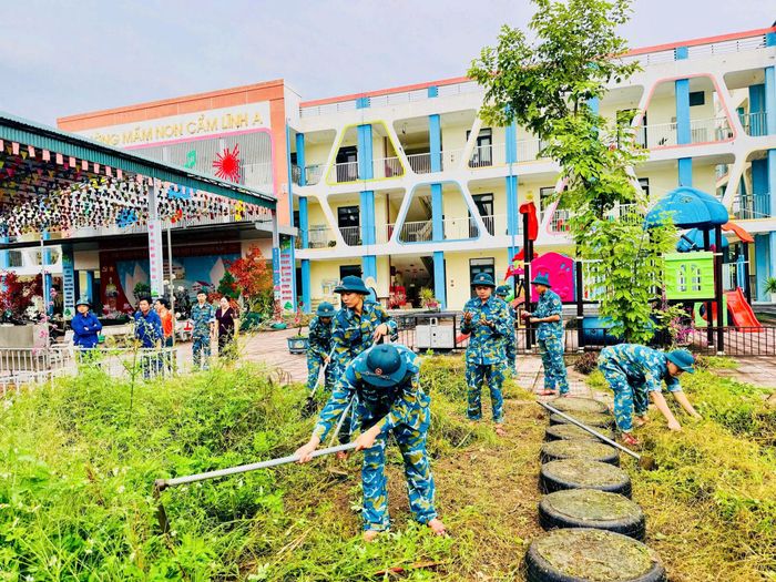 Các lực lượng tham gia tổng vệ sinh trường học trên địa bàn.