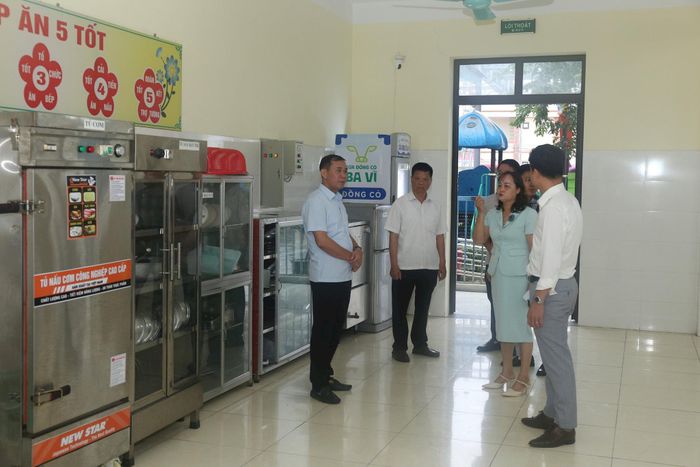 Phó Chủ tịch UBND xã Bất Bạt Nguyễn Việt Giao kiểm tra bếp ăn bán trú tại các trường học. Ảnh: Khương Tuấn