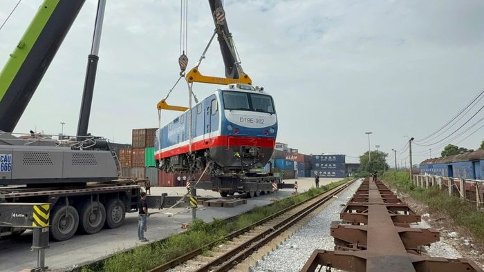 Tập đoàn Đường sắt Quốc gia Việt Nam tiếp nhận lô đầu máy D19E mới đầu tiên. Ảnh: Nhật Minh.