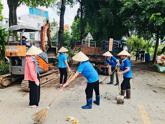 Đường làng, ngõ phố, sân đình được các phụ nữ cùng nhau dọn dẹp sạch sẽ. Ảnh: PV