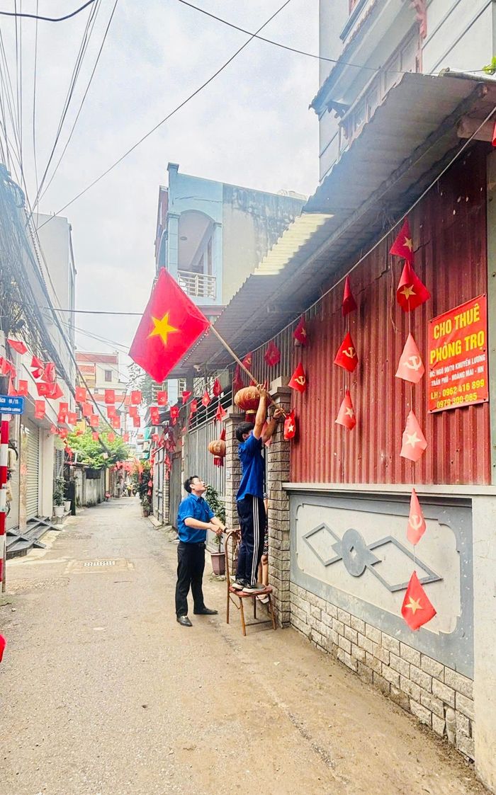 Những lá cờ đỏ sao vàng được đồng loạt treo lên, tung bay trong gió mùa thu tháng Tám đầy tự hào. Ảnh: PV
