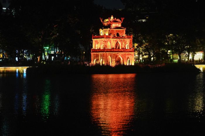 Hệ thống chiếu sáng trang trí mỹ thuật quanh hồ Hoàn Kiếm được hoàn thành đúng dịp kỷ niệm 81 năm Quốc khánh 2-9 đang mang đến diện mạo mới cho khu vực trung tâm của Hà Nội.