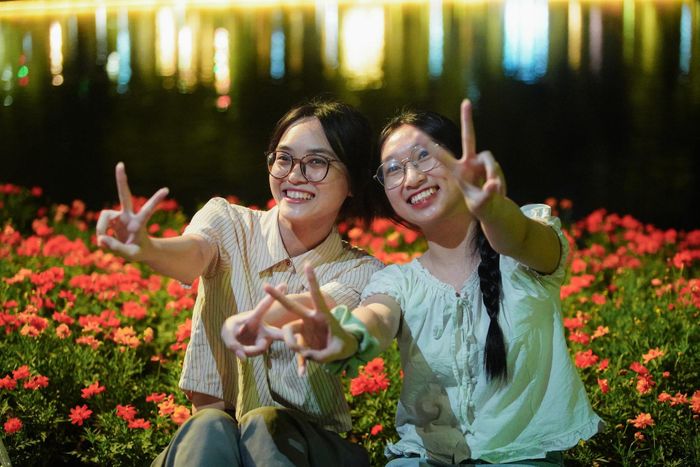 Người dân và du khách phấn khởi trước sự đổi mới tại không gian hồ Hoàn Kiếm về đêm.