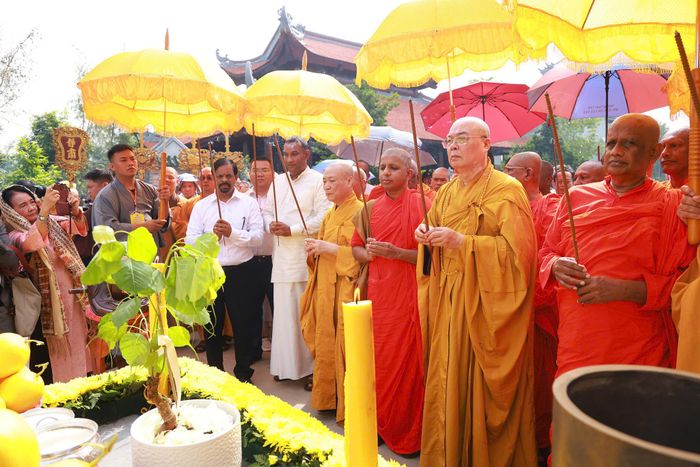 Các đại biểu cử hành lễ tiếp nhận Thánh tích cội Bồ Đề. Ảnh: Văn Tuyến