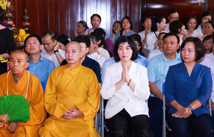 Đoàn đại biểu cung nghinh Thánh tích cội Bồ Đề. Ảnh: Văn Tuyến