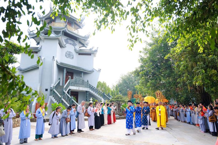 Nghi thức rước Thánh tích cội Bồ Đề tại chùa Vạn Phúc. Ảnh: Văn Tuyến
