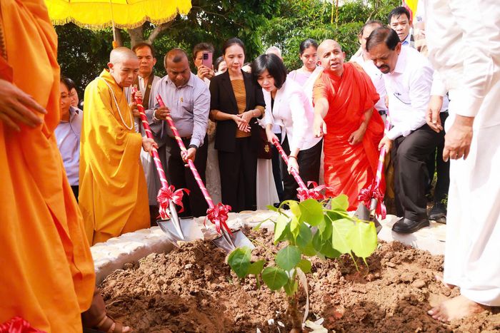Các đại biểu thực hiện nghi thức trồng Thánh tích cội Bồ Đề tại chùa Vạn Phúc sáng 29-8. Ảnh: Văn Tuyến