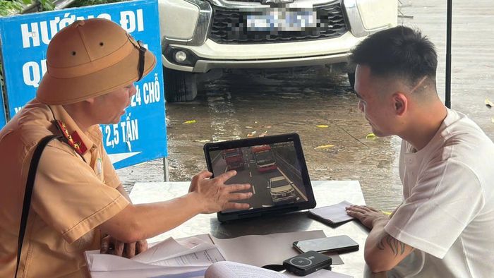 Cảnh sát giao thông làm việc với tài xế. Ảnh: Cục CSGT