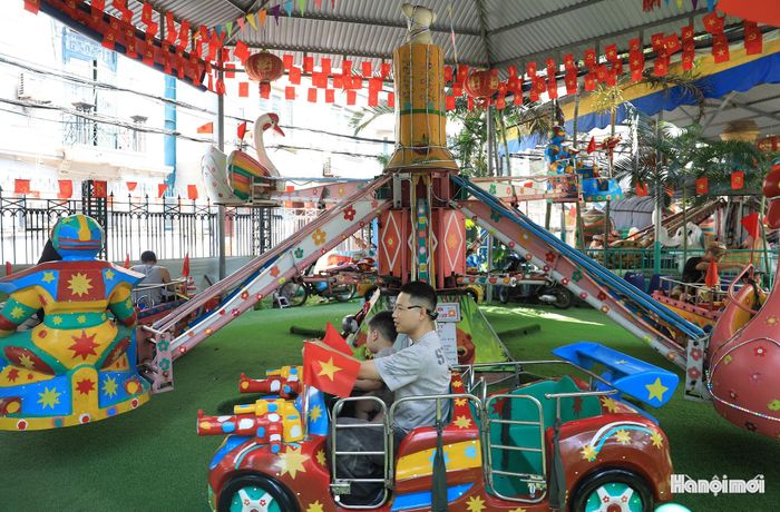 Phụ huynh cùng con em mình thích thú trải nghiệm tàu lượn.