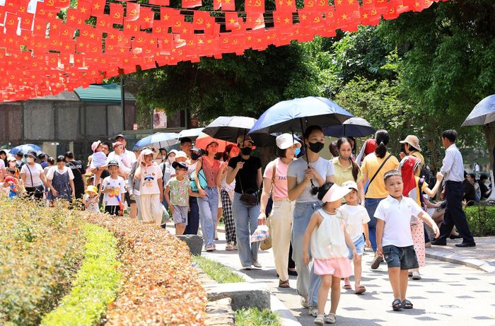 Không gian ngập sắc cờ Tổ quốc, cờ Đảng ở Vườn thú Hà Nội.
