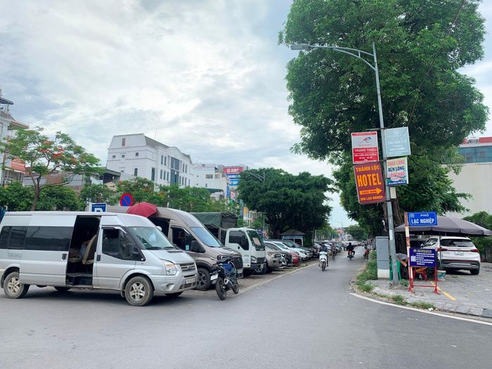 Thiếu bãi đỗ xe ngầm và bãi xe cao tầng, nên nhiều vị trí vỉa hè, lòng đường phải bố trí làm điểm trông giữ phương tiện. Ảnh: Tuấn Lương.