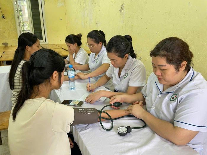 Khám sức khỏe cho học sinh tại xã Mỹ Đức. Ảnh: SYT
