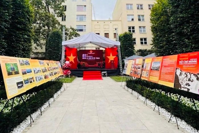 Không gian trưng bày chuyên đề “Chủ tịch Hồ Chí Minh - Hành trình kết nối và lan tỏa tinh thần đoàn kết quốc tế” tại Cộng hòa Séc, ngày 28-8-2026. Ảnh: Ban tổ chức
