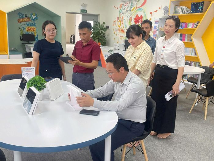 Lãnh đạo xã Gia Lâm trải nghiệm hệ thống thư viện số và thiết bị tra cứu thông minh tại Trường THCS Gia Lâm. Ảnh: Hoàng Anh
