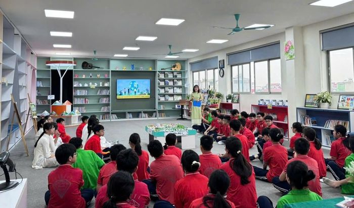 Môi trường học tập hiện đại kết hợp thiết bị công nghệ và học liệu trực quan tại một trường học trên địa bàn xã Gia Lâm. Ảnh: Hoàng Anh