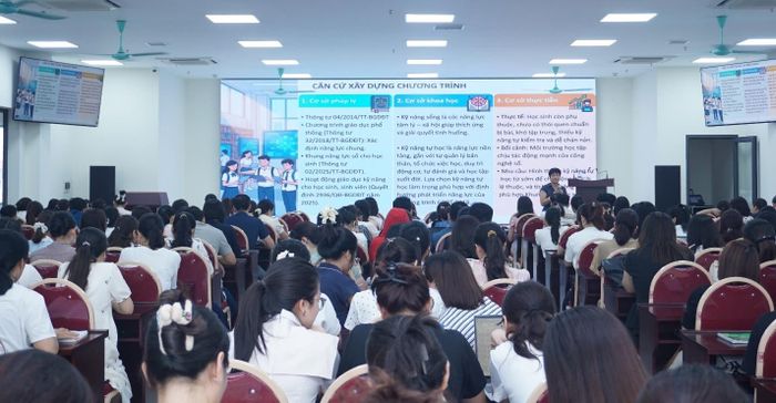 Xã Gia Lâm tập huấn nâng cao năng lực chuyển đổi số và ứng dụng trí tuệ nhân tạo (AI) cho đội ngũ cán bộ quản lý, giáo viên, nhân viên. Ảnh: Hoàng Anh