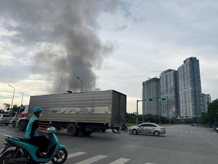 Lửa và khói lan xa từ khu vực xảy ra cháy. Ảnh: Dương Hiệp