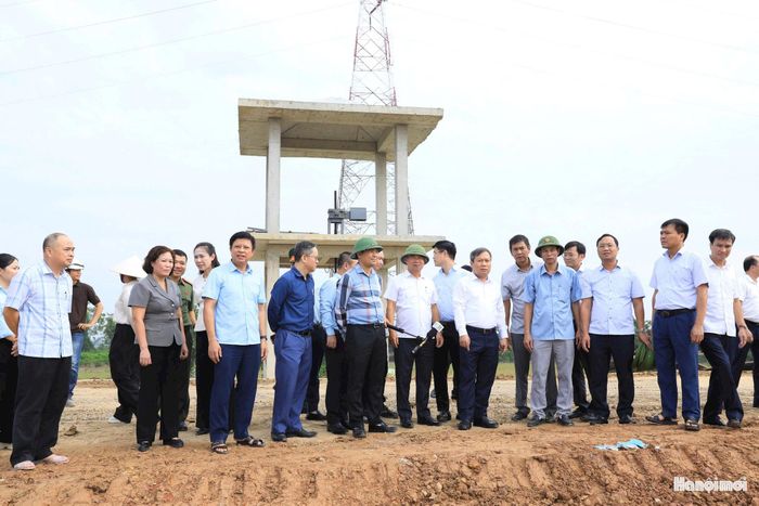 Chủ tịch UBND thành phố Vũ Đại Thắng kiểm tra thực tế công tác phòng, chống lũ trên địa bàn hai xã. Ảnh: Viết Thành