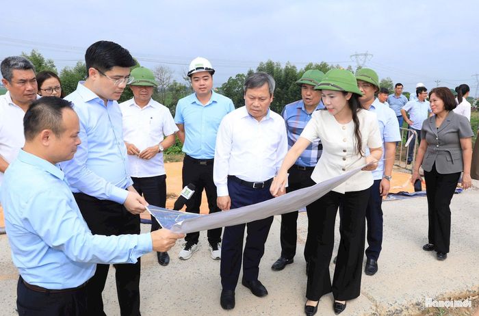 Chủ tịch UBND thành phố Vũ Đại Thắng kiểm tra thực tế công tác phòng, chống lũ trên địa bàn hai xã. Ảnh: Viết Thành