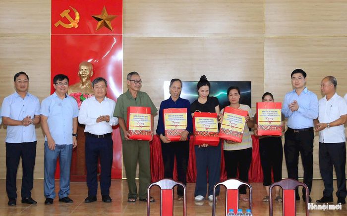 Chủ tịch UBND thành phố Vũ Đại Thắng thăm, tặng quà các gia đình trên địa bàn. Ảnh: Viết Thành