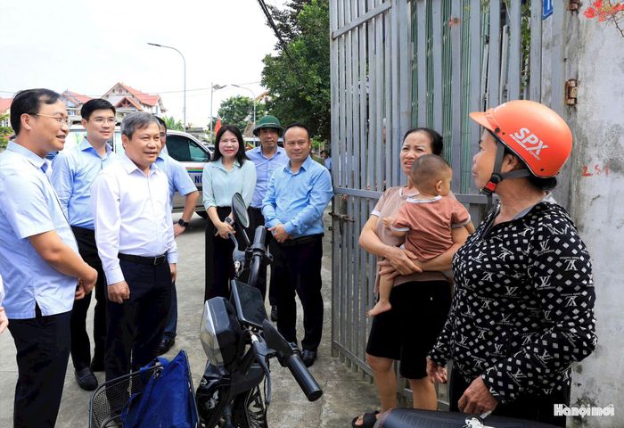 Chủ tịch UBND thành phố Vũ Đại Thắng kiểm tra thực tế công tác phòng, chống lũ tại thôn An Lạc (xã Trung Giã). Ảnh: Viết Thành