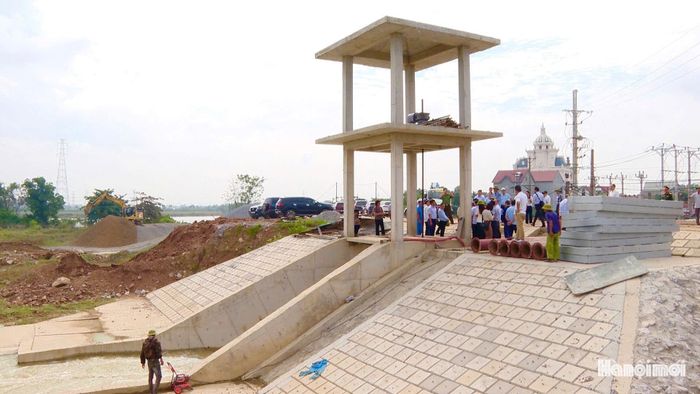 Chủ tịch UBND thành phố Vũ Đại Thắng kiểm tra thực tế công tác phòng, chống lũ trên địa bàn hai xã. Ảnh: Viết Thành
