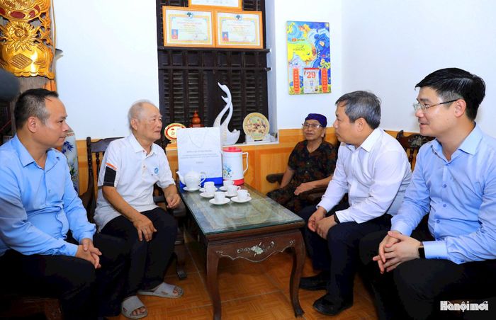 Chủ tịch UBND thành phố Vũ Đại Thắng thăm, tặng quà các gia đình trên địa bàn. Ảnh: Viết Thành
