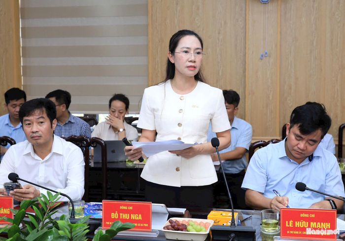 Phó Bí thư Đảng ủy, Chủ tịch UBND xã Đa Phúc Đỗ Thu Nga báo cáo tình hình với Đoàn. Ảnh: Viết Thành