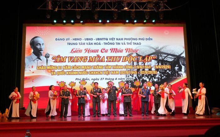 Liên hoan Ca múa nhạc “Âm vang Mùa Thu Độc lập” do phường Phú Diễn tổ chức. Ảnh: Nguyễn Tâm