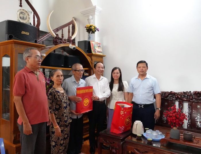 Lãnh đạo phường Phú Diễn thăm, tặng quà người có công nhân dịp Quốc khánh 2-9. Ảnh: Nguyễn Tâm