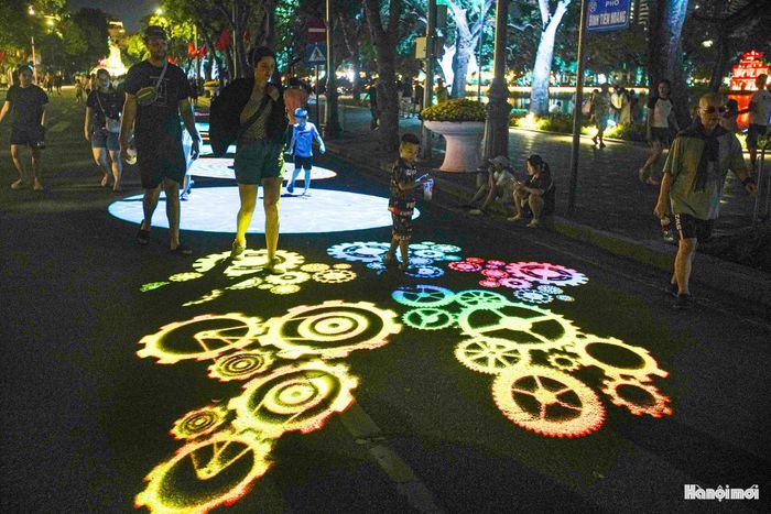 Đặc biệt, tại các khu vực Mapping tương tác, ánh sáng không còn chỉ để ngắm nhìn mà trở thành một phần của trải nghiệm.