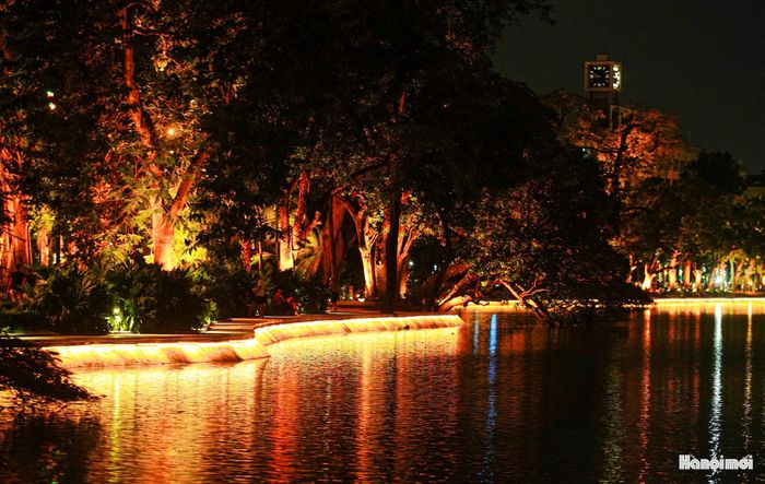 ...sau đó lan tỏa ra mặt hồ, hệ thống bờ kè, rừng cây và cảnh quan xung quanh, kết nối với tuyến đường bao quanh hồ Hoàn Kiếm.