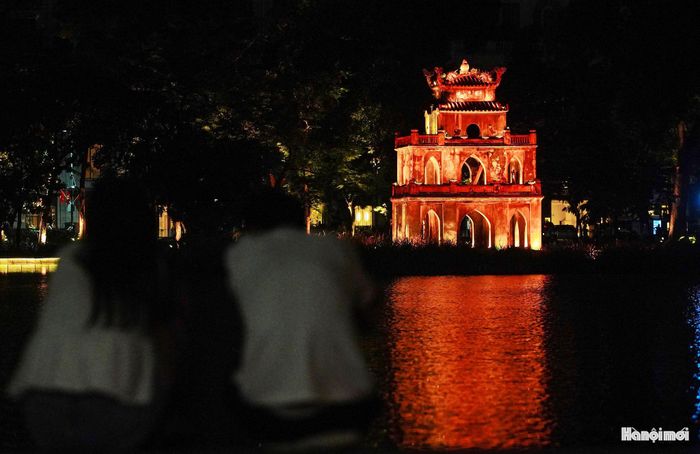 Với hệ thống chiếu sáng trang trí mỹ thuật được bổ sung, vẻ đẹp hồ Hoàn Kiếm về đêm được tôn lên bằng những lớp ánh sáng nhẹ nhàng, hài hòa với cảnh quan.