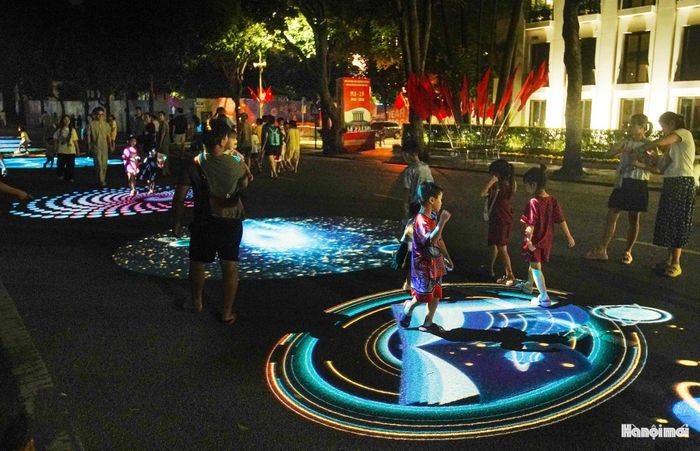 Từ một điểm sáng, ánh sáng dần lan tỏa, kết nối toàn bộ không gian, tạo nên diện mạo mới cho hồ Hoàn Kiếm trong đêm nhưng vẫn giữ trọn vẻ đẹp vốn có.