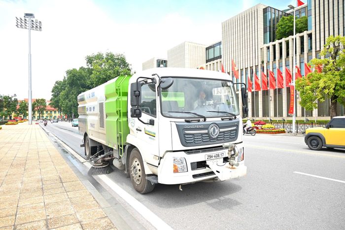 URENCO điều hành hệ thống máy quét hút trên các tuyến đường xung quanh Quảng trường Ba Đình, bảo đảm luôn sạch, đẹp. Ảnh: Thanh Hồng